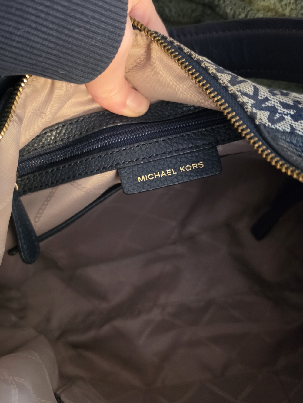 Michael Kors Aria Large Signature Logo Shoulder Bag - Navy / Ivory Multi - Picture 10 of 12